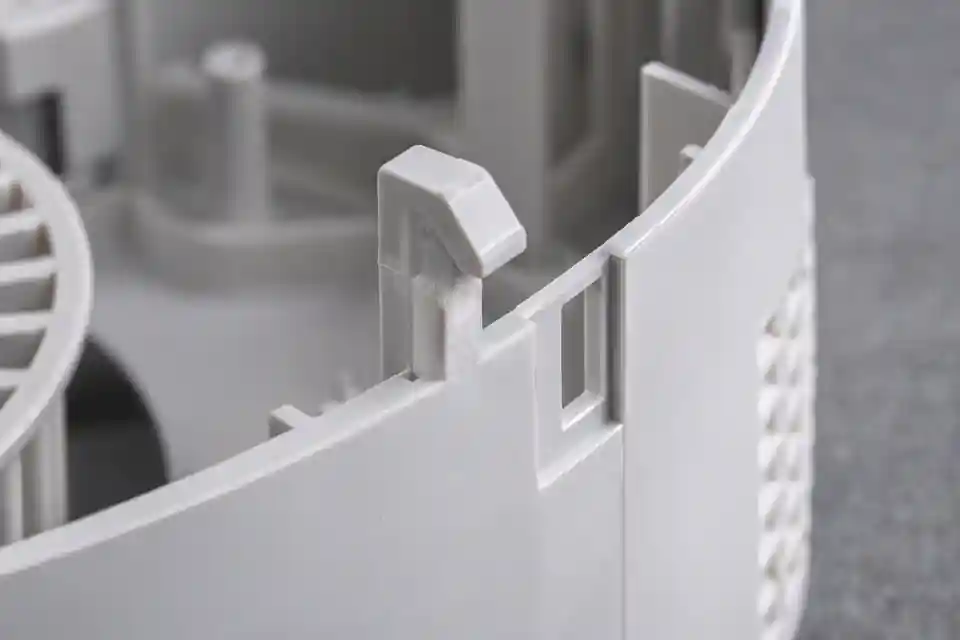 白色空气净化器外壳卡扣根部局部发白