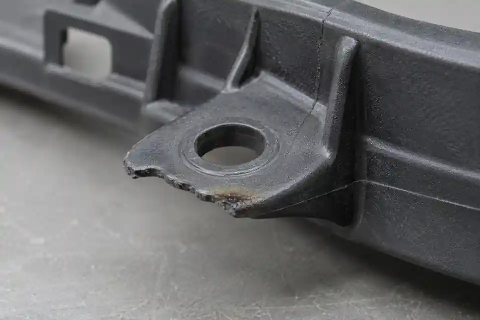 保险杠安装耳边缘短射并伴有局部深色痕迹